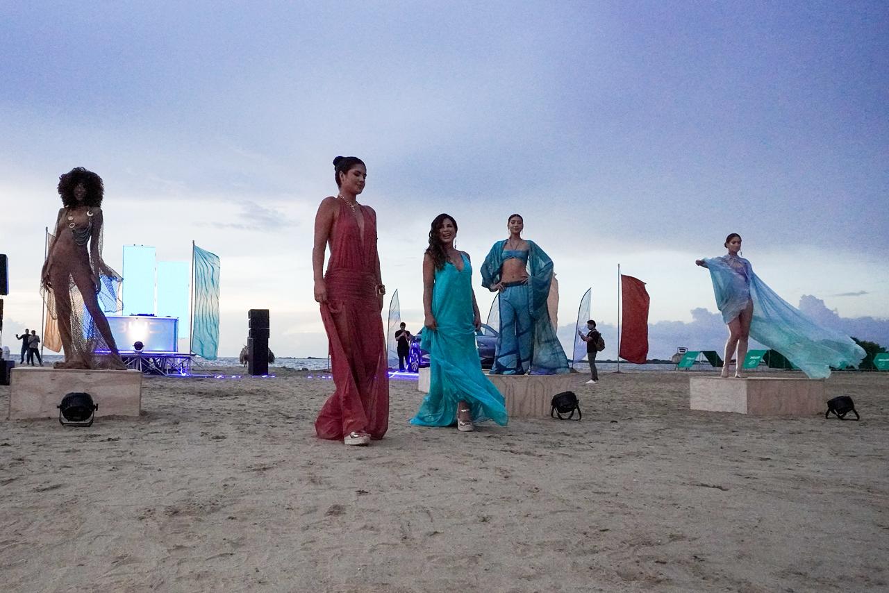 La diseñadora Carmen Belissa junto a su hija Valerie y las modelos.