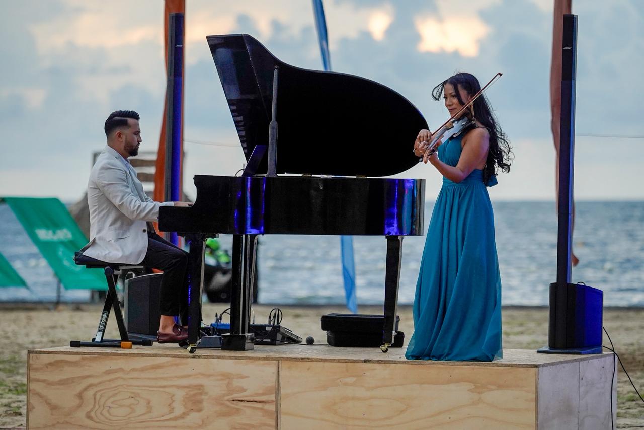 Las melodías del piano y el violín amenizaron el evento.