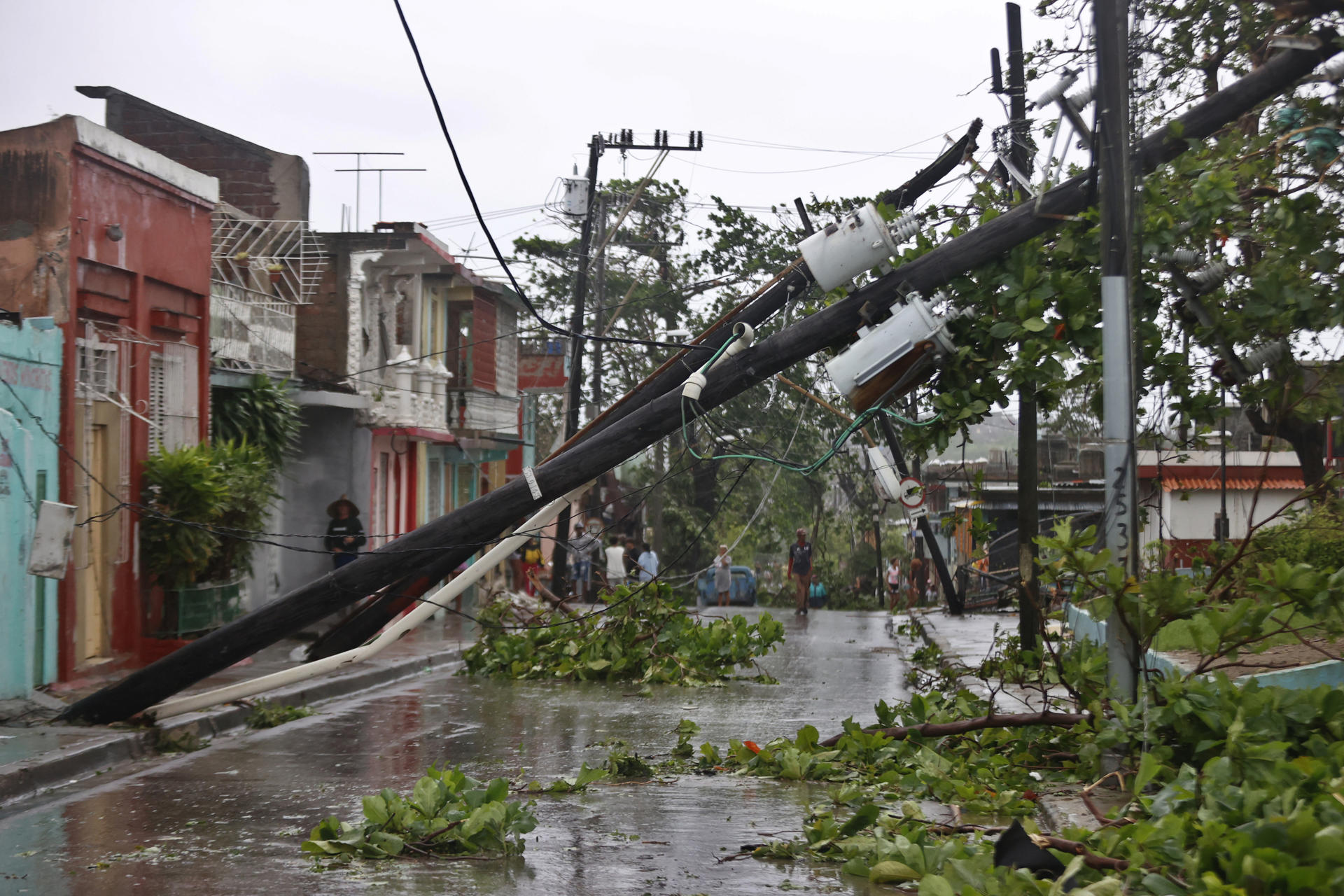 Calle afectada por el paso del huracán Melissa este miércoles, en Santiago de Cuba.