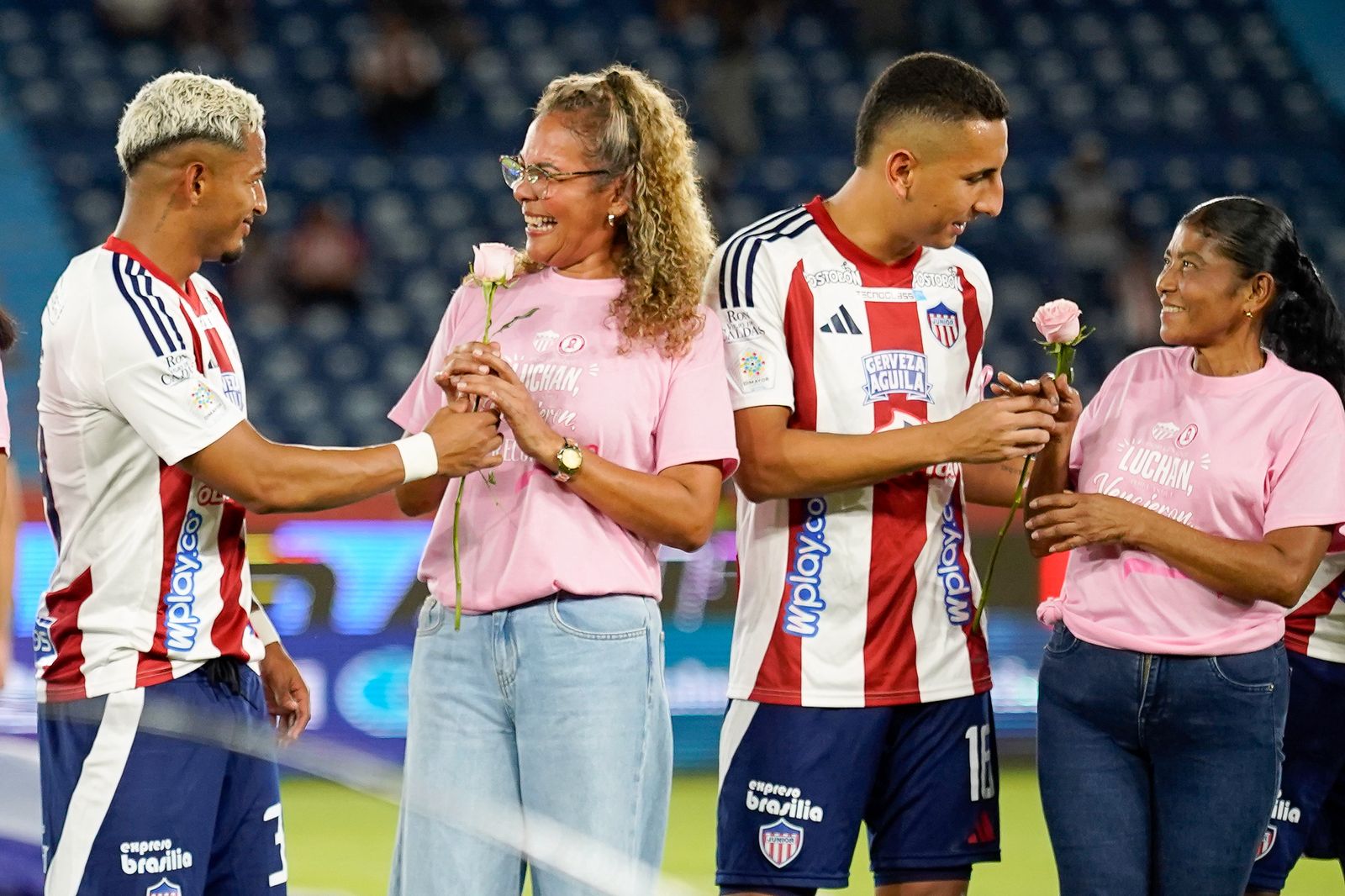 Sobrevivientes del cáncer de seno con los jugadores de Junior.
