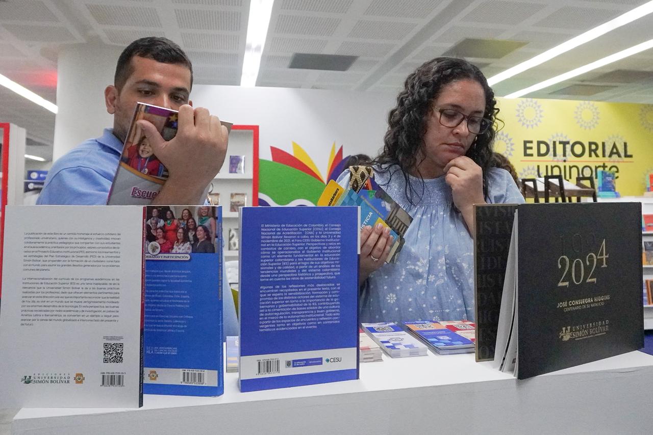 Jóvenes y adultos visitando los stands.