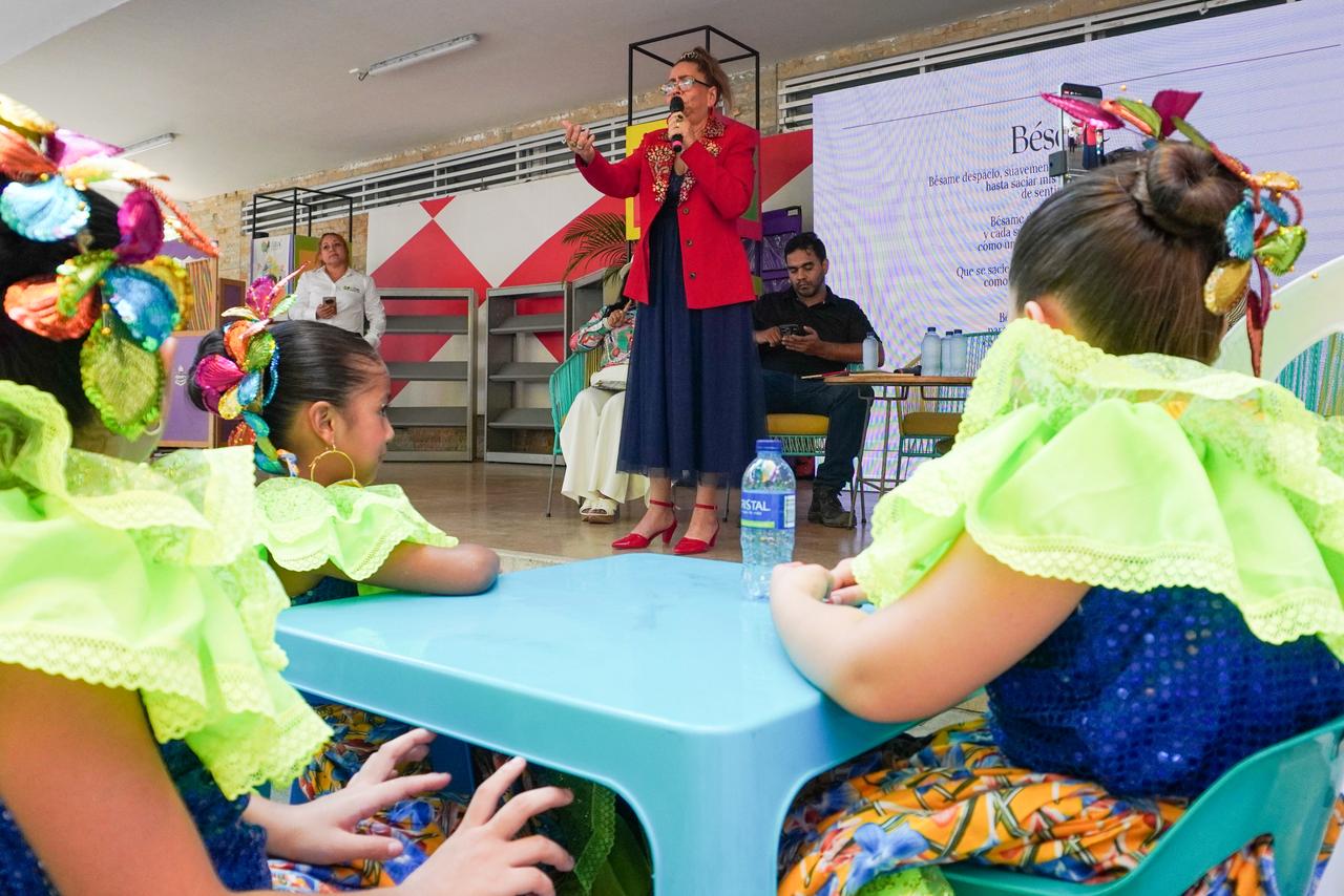 La poeta Betty Pupo de Pineda dialogando con los niños.