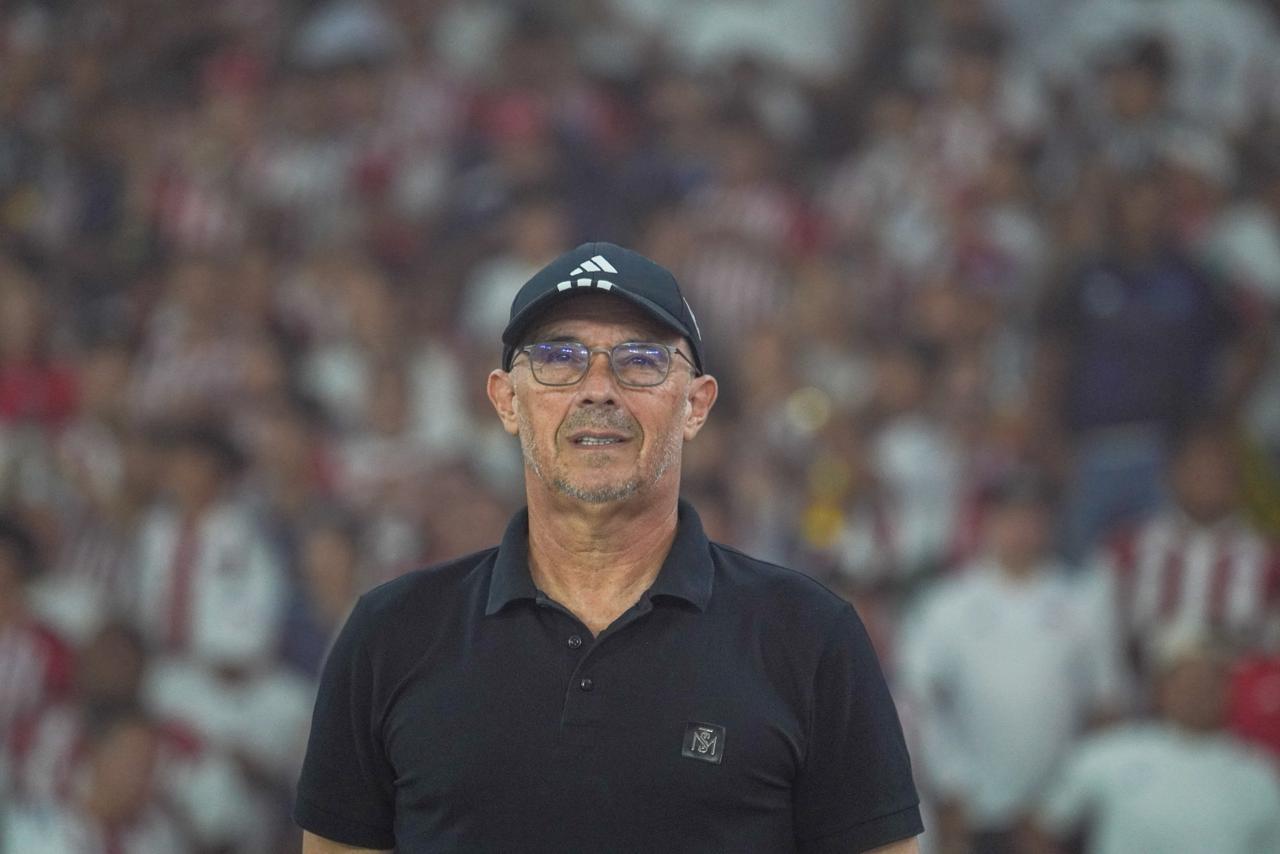 Alfredo Arias, técnico de Junior, en el juego con el Medellín.