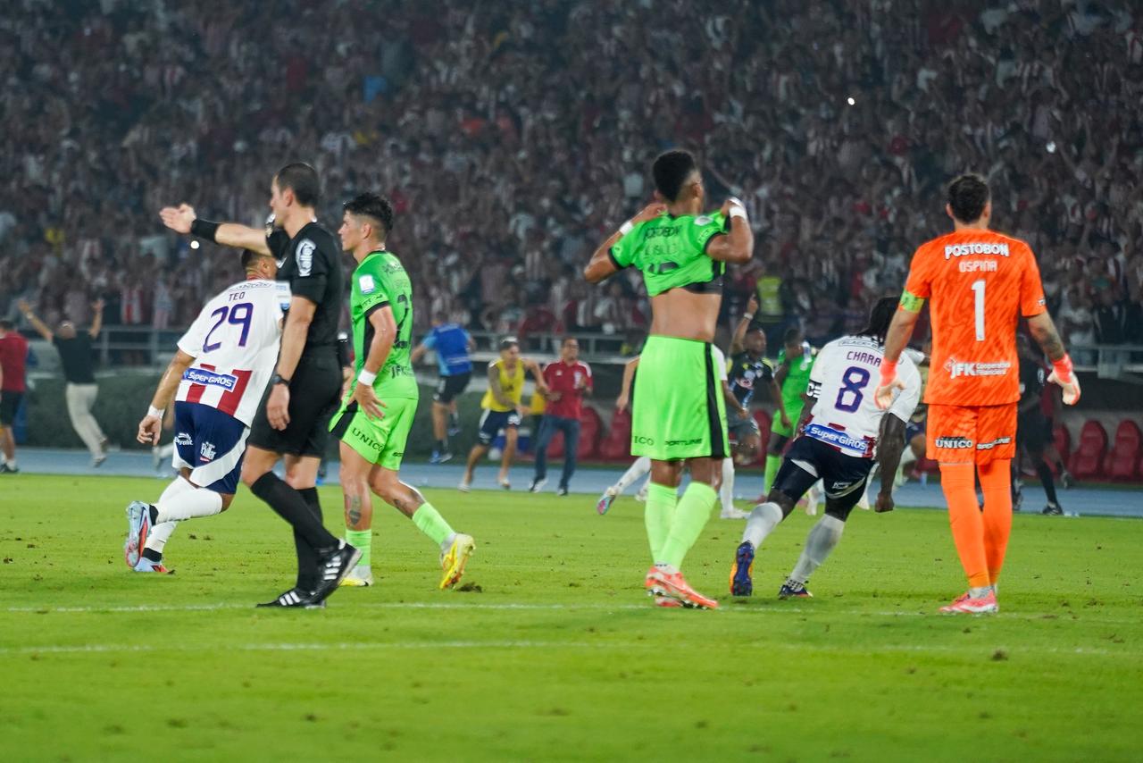 Andrés Rojas decretando el segundo gol de Junior.