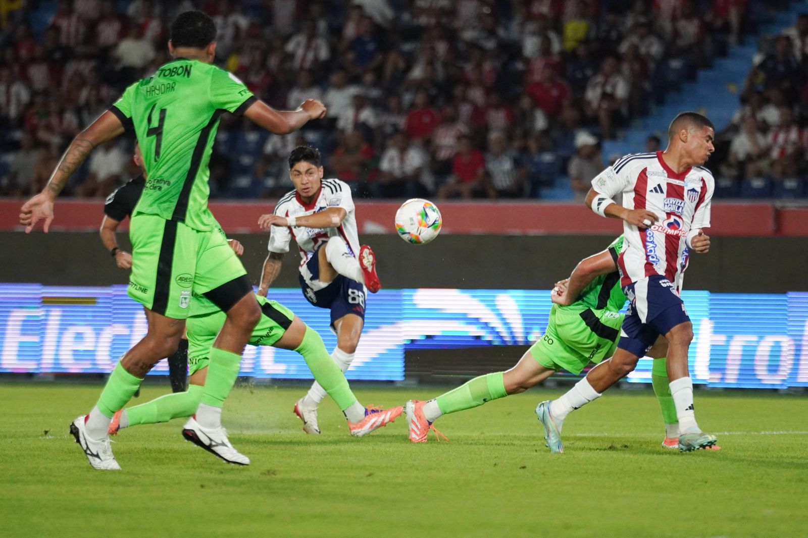 Bryan Castrillón disparando a portería.