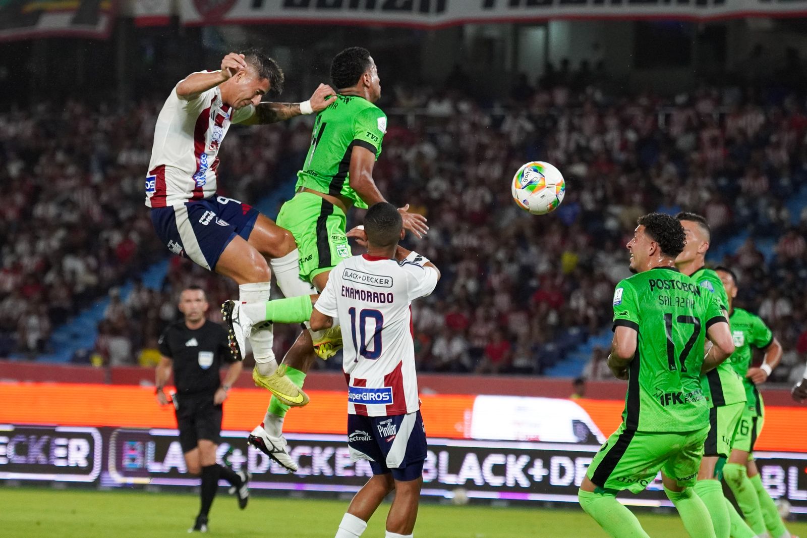 Cabezazo de Guillermo Paiva.