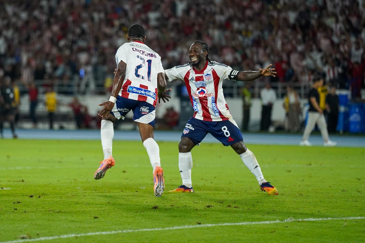 Canchimbo celebrando con Chará.