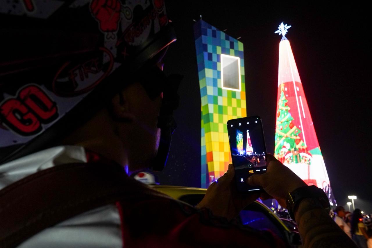 Curiosos tomaron fotos y videos del momento en que fue encendido el árbol.