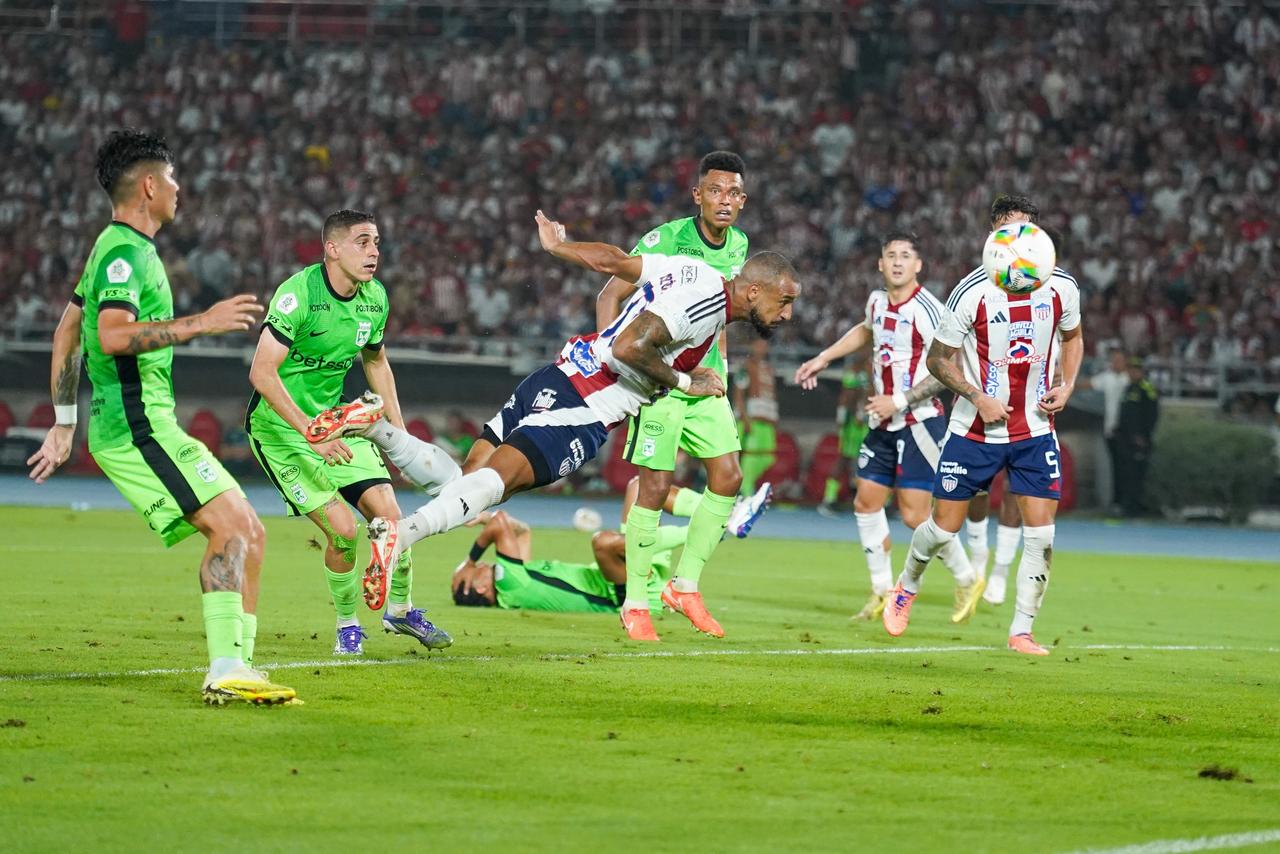 David Ospina sacó una opción de Monzón.