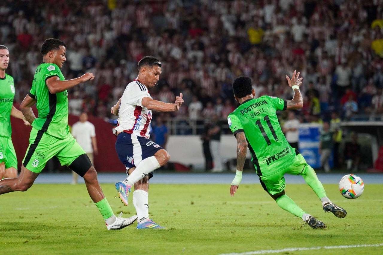 Defensa de Nacional privó a Teo Gutiérrez de celebrar su gol.