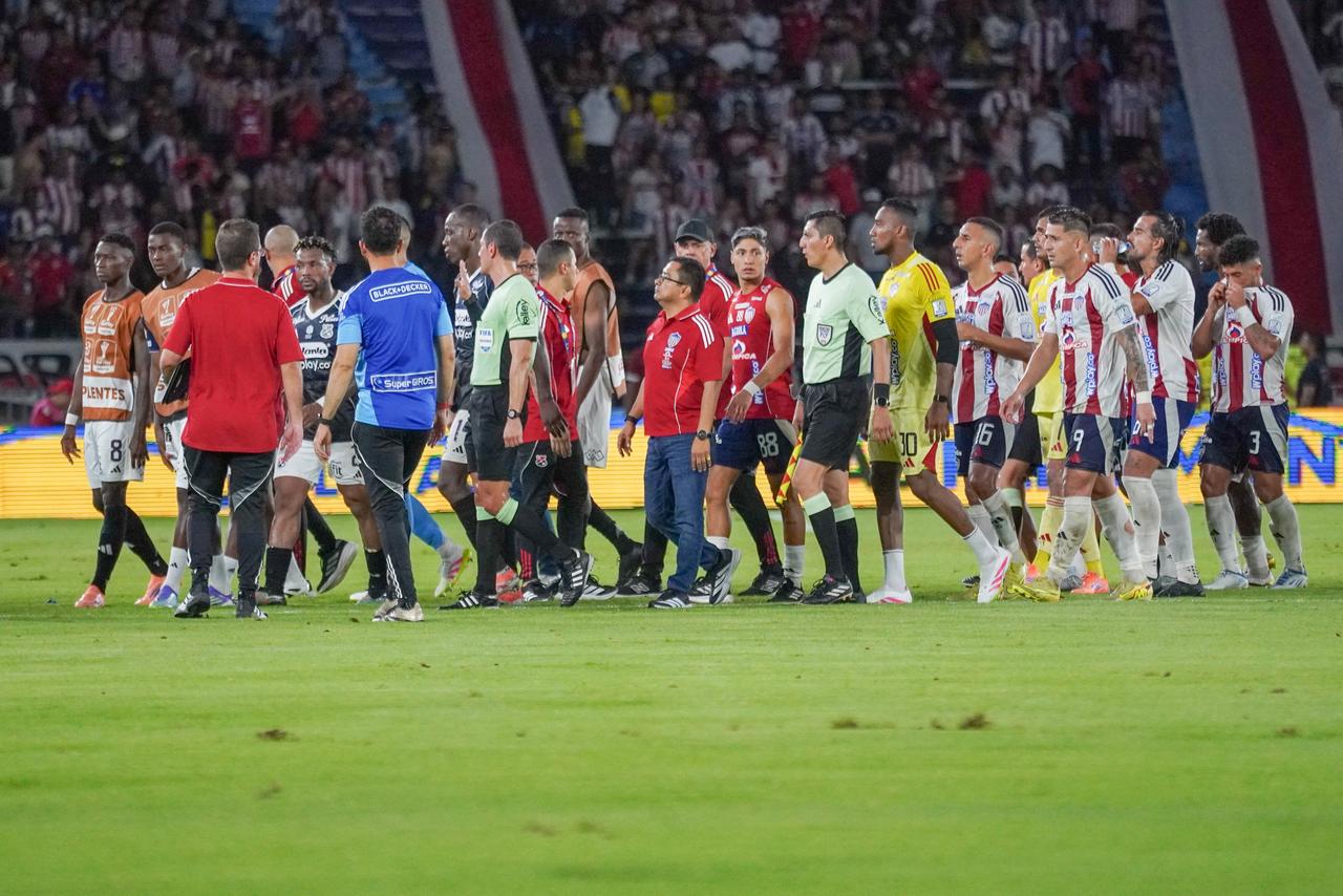 El primer tiempo terminó con un conato de pelea entre los equipos.