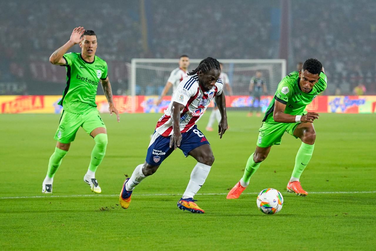 Yimmi Chará desbordando a un rival.