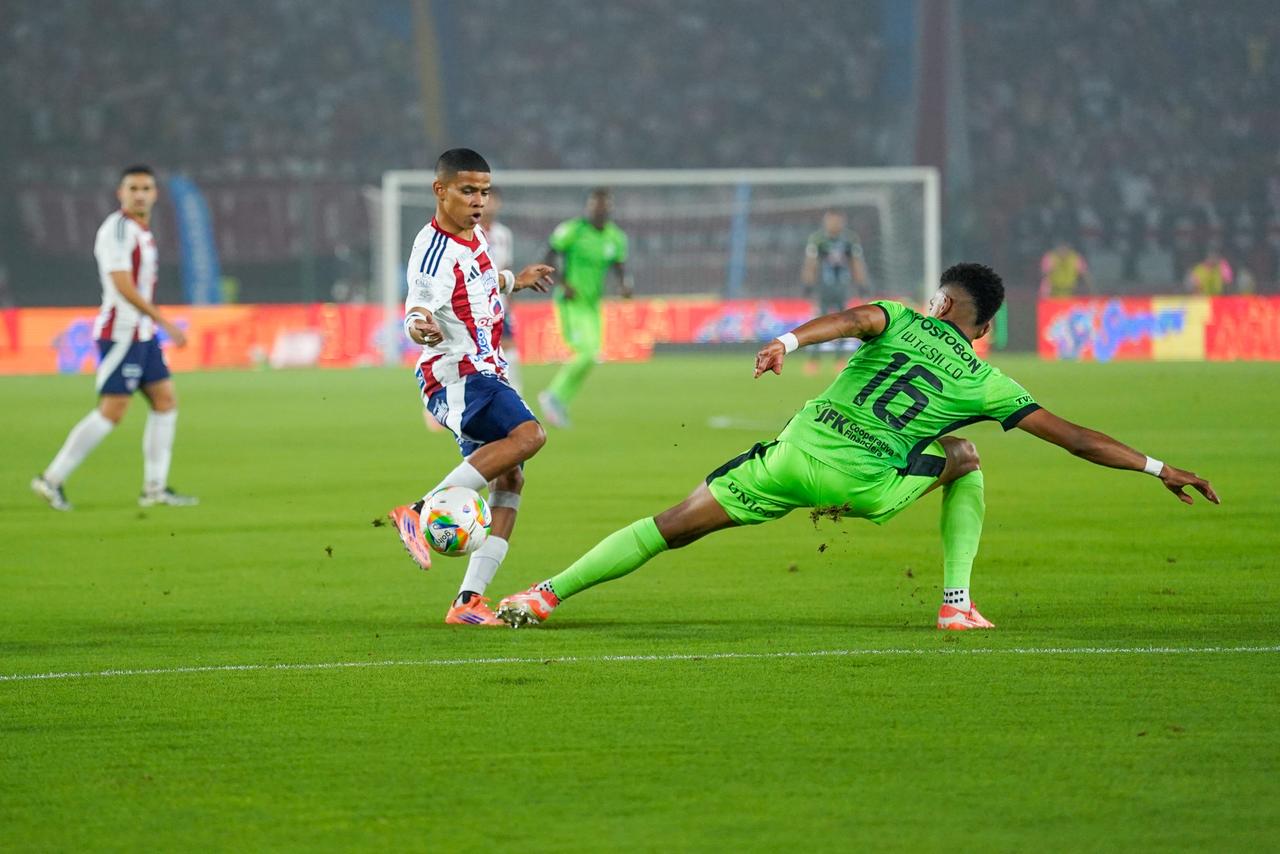 José Enamorado ante la marca rival.