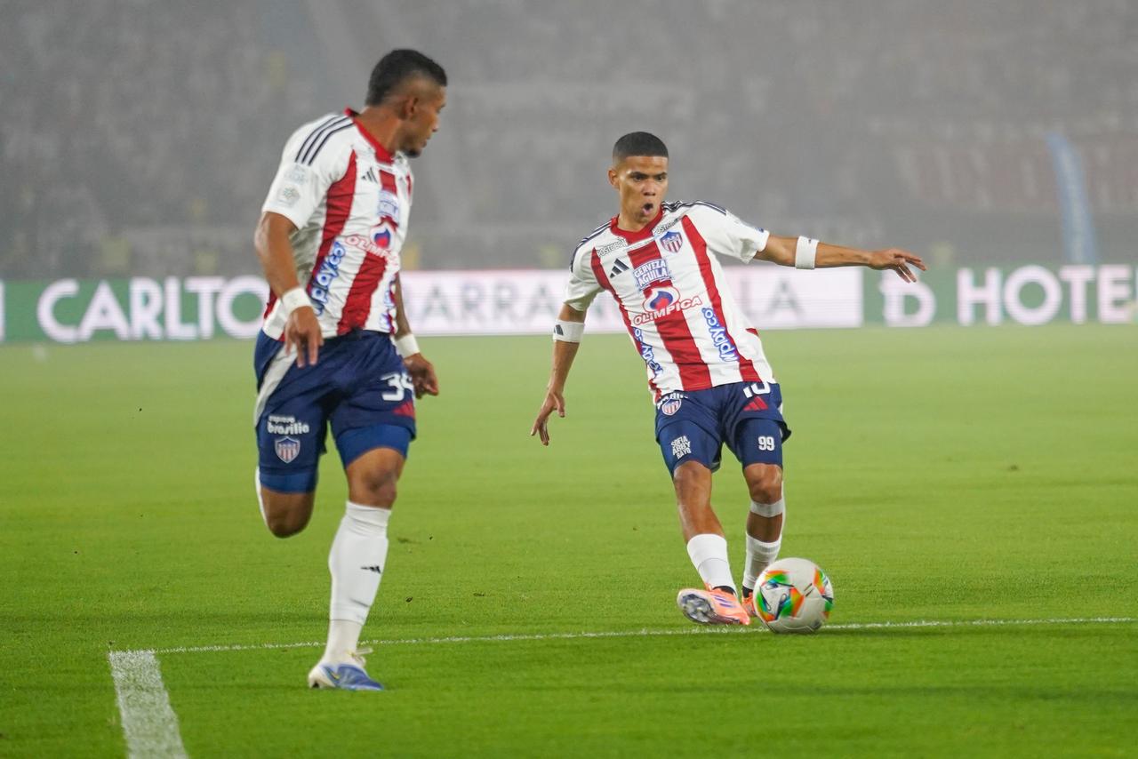 José Enamorando combinando con Jhomier Guerrero. 