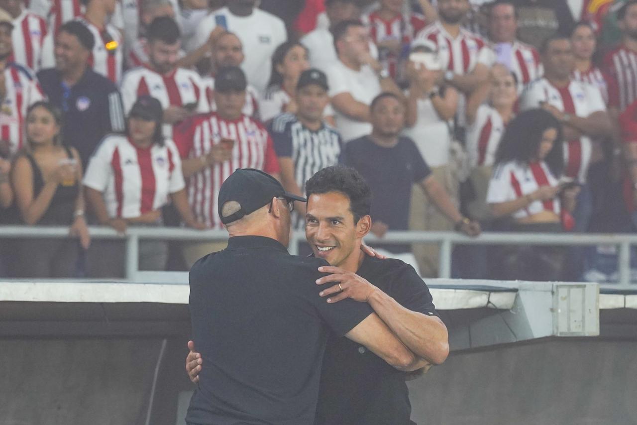 Alfredo Arias, técnico de Junior, saludando al entrenador rival, Diego Arias.