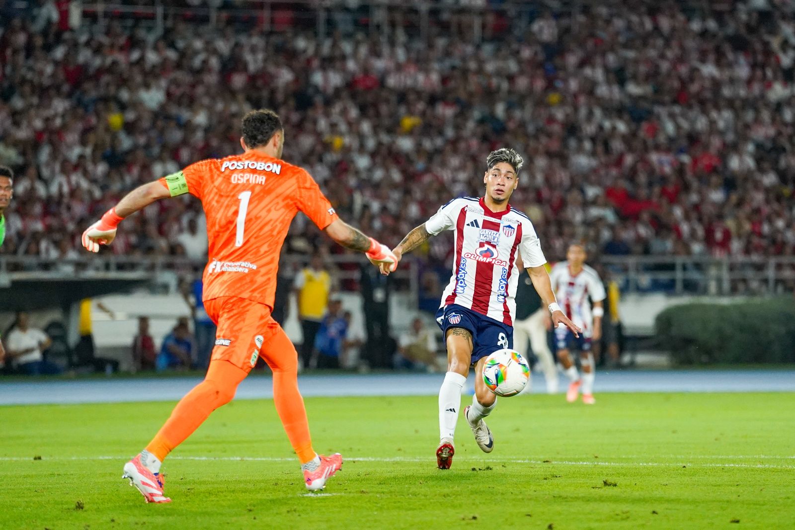 David Ospina siendo presionado por Bryan Castrillón.