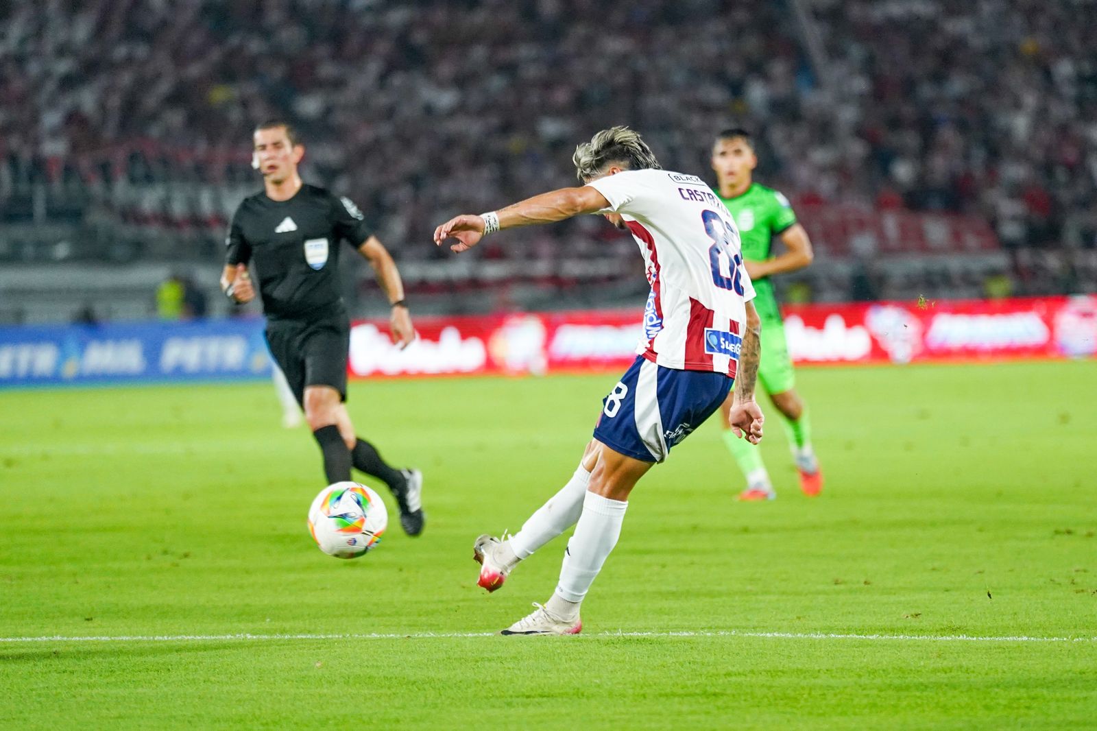 Bryan Castrillón rematando a portería.