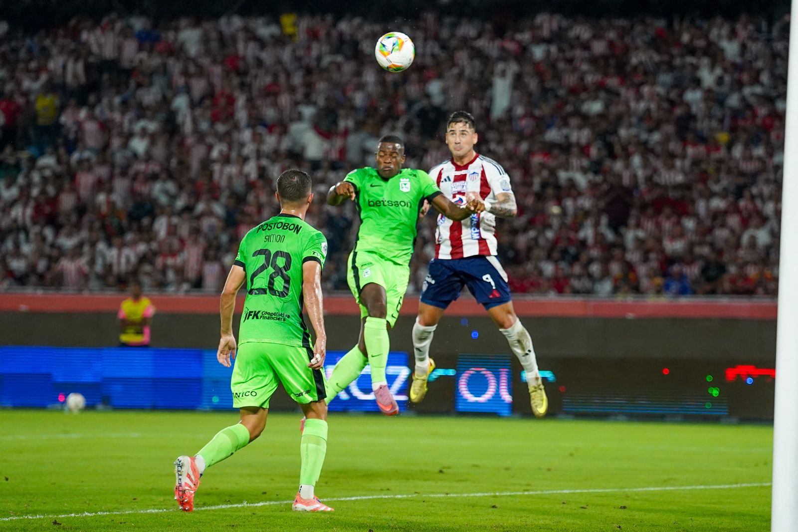 Paiva en la lucha aérea con Andrés Román.