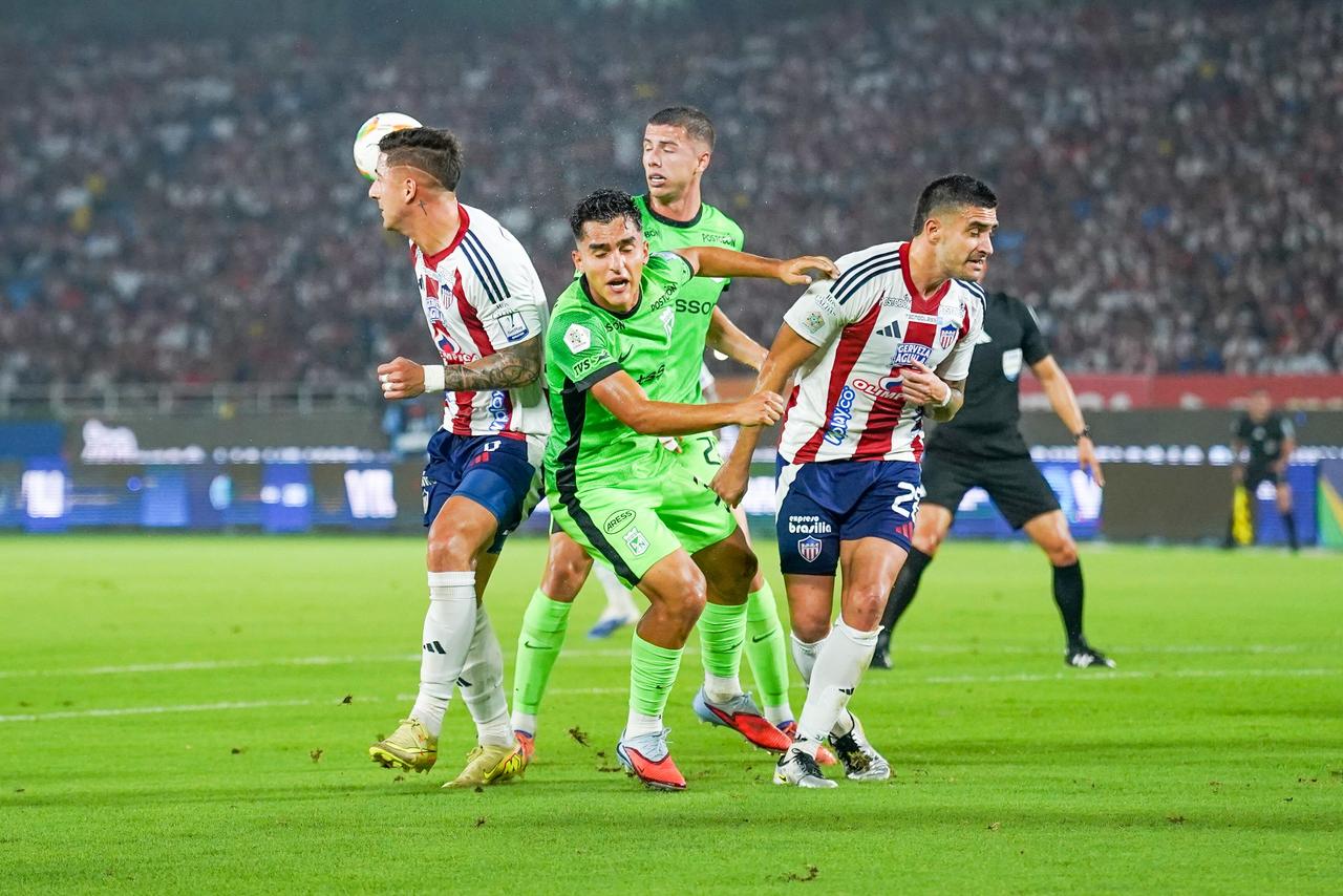 Guillermo Celis y Paiva peleando una esférica.