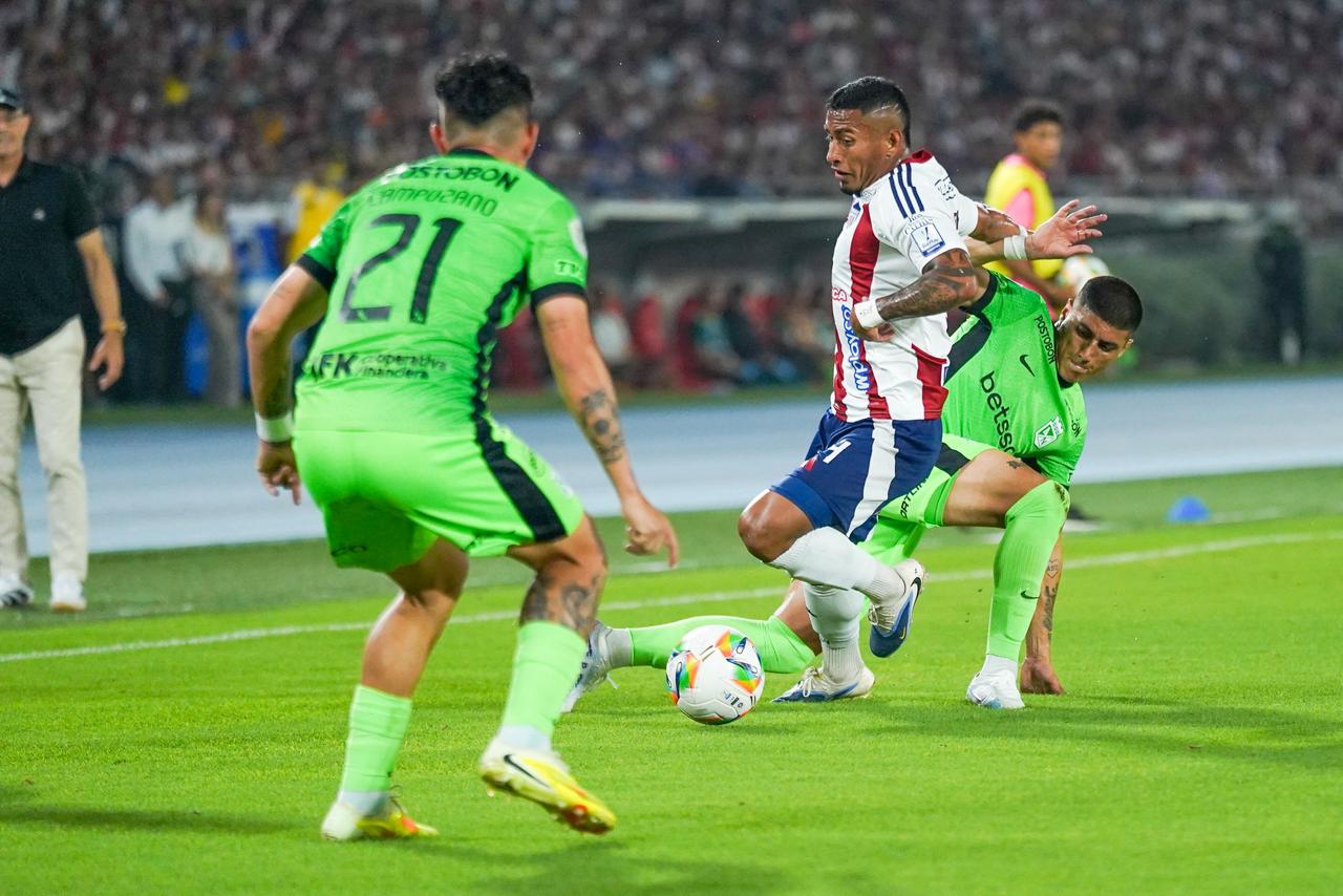 Jhomier Guerrero ante la marca rival.