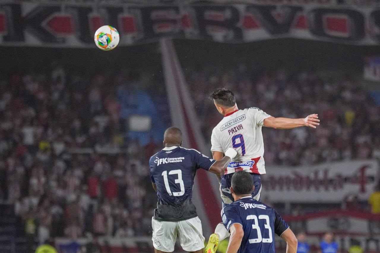 Guillermo Paiva ganando en el juego aéreo.