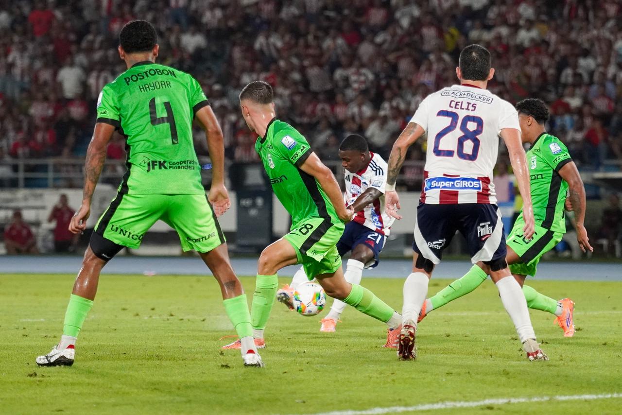 Joel Canchimbo disparando a portería.