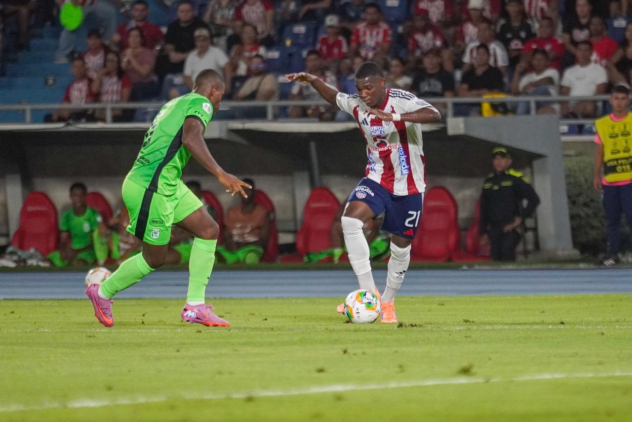 Joel Canchimbo encarando a un rival.