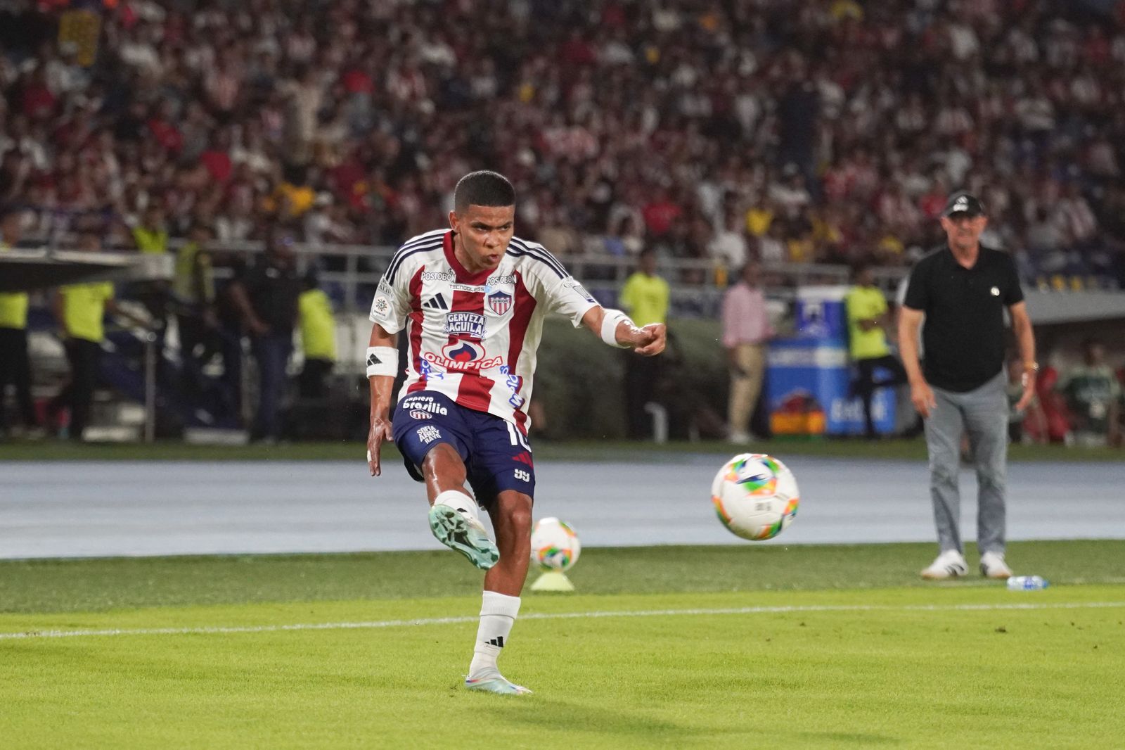 José Enamorado centrando la esférica.