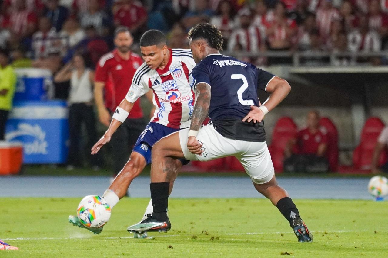 José Enamorado rematando a portería.