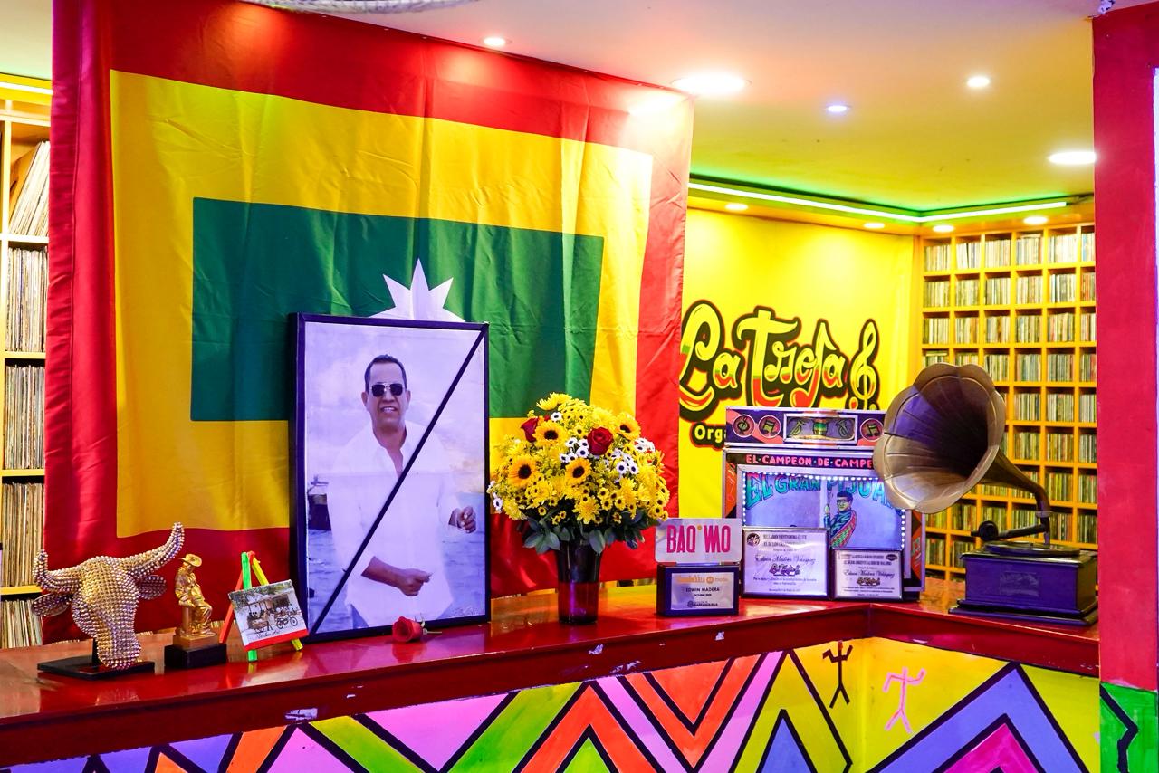 Una foto de Edwin Madera domina la sala principal de La Troja con todos los trofeos que recibió en vida.