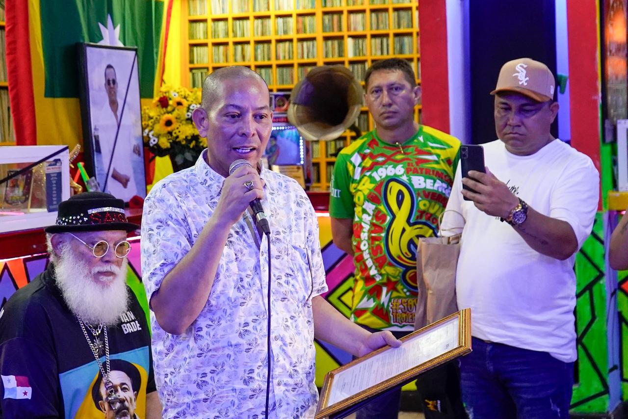 El Secretario de Cultura Juan Carlos Ospino lee el decreto de honores.