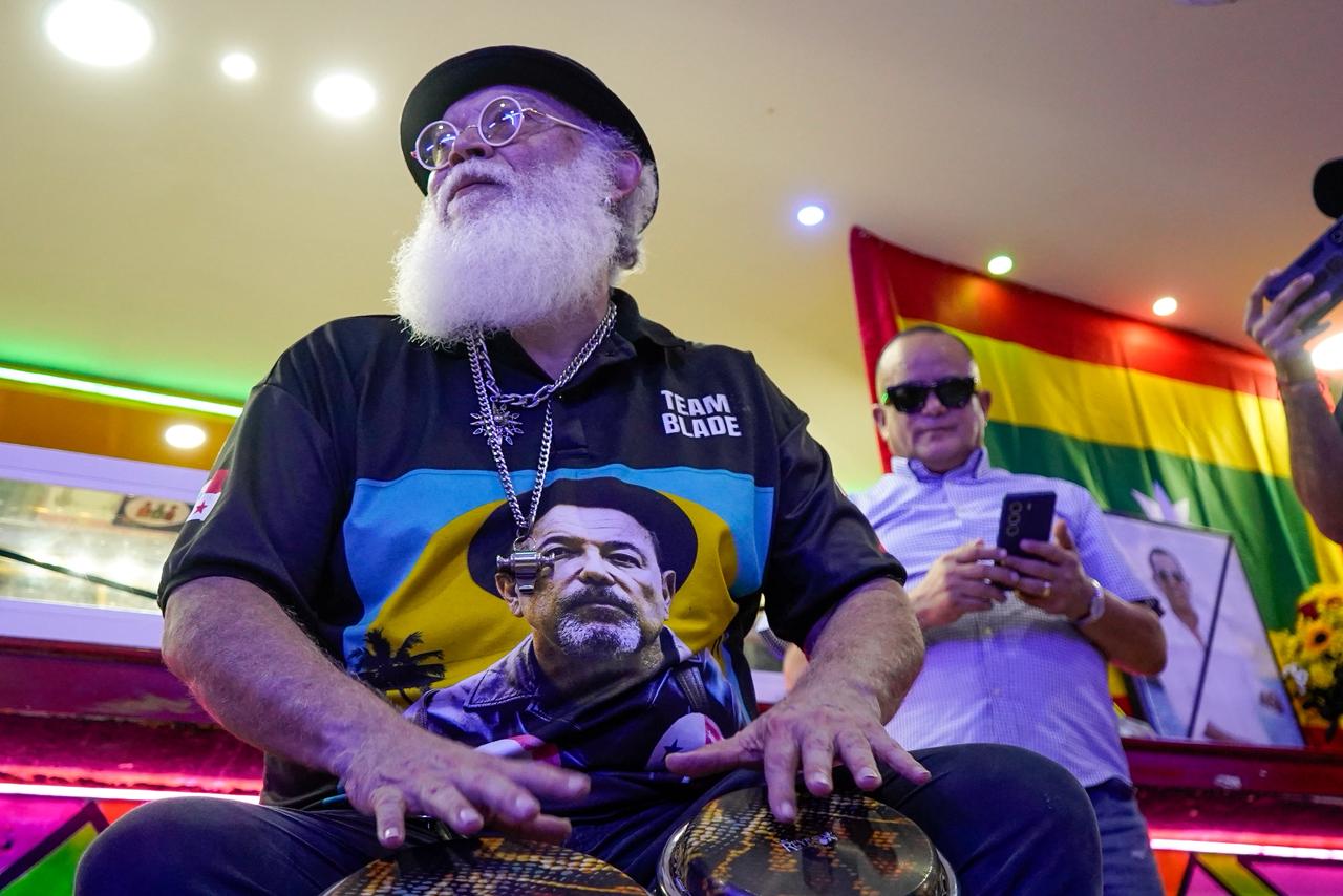 El bongosero-trojero, 'atacando' con su bongó.