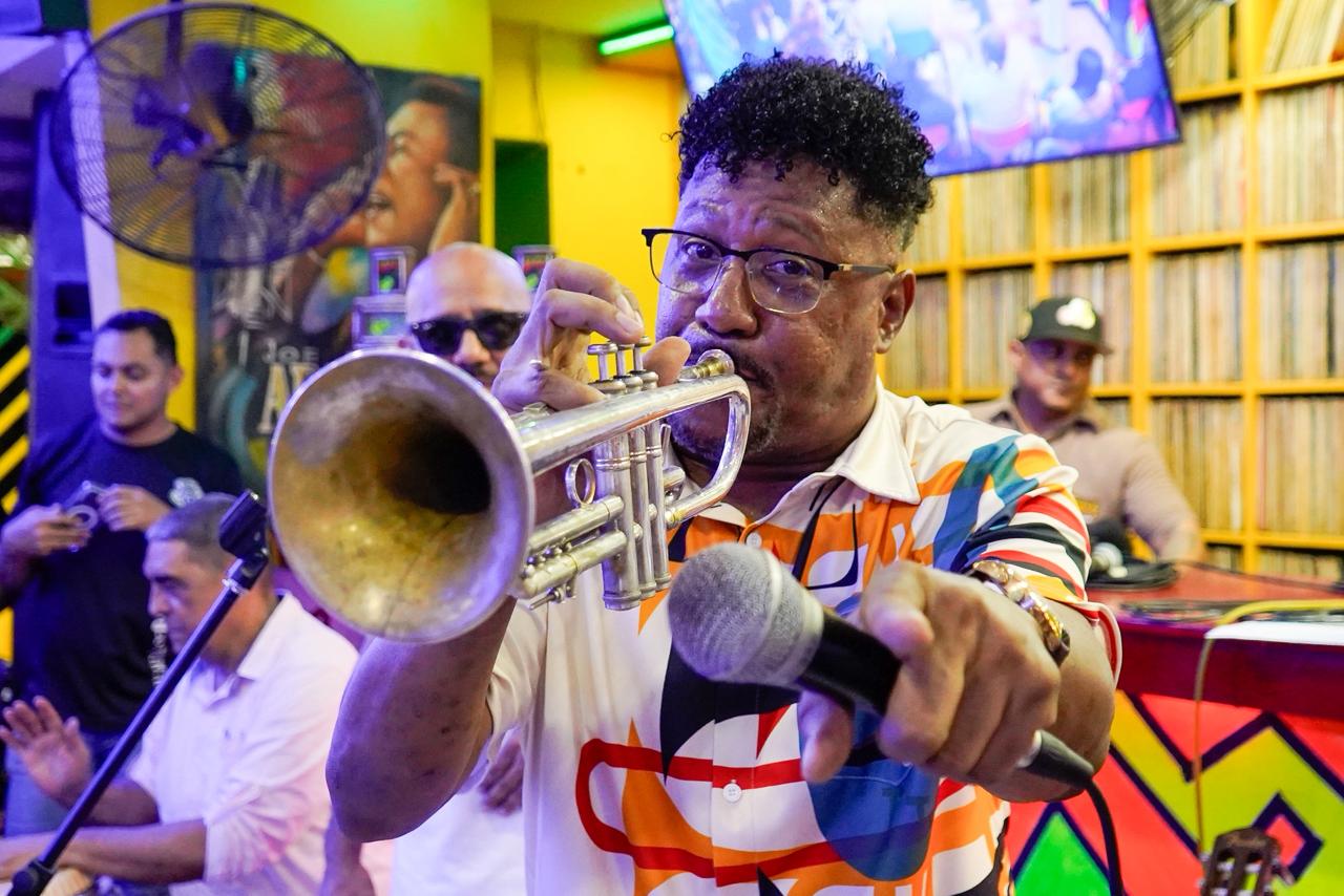 Un solo de Pachalo interpretando 'El manicero'