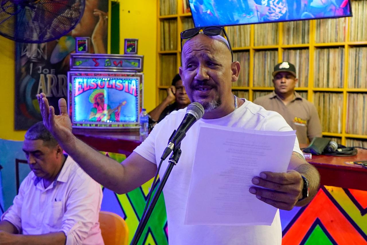 Uno de los músicos de la Fábrica de Culltura haciéndole un homenaje a Edwin Madera.