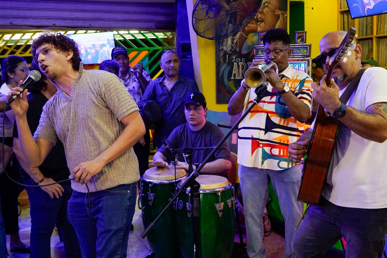 Cantantes y músicos, cantándole a Edwin Madera.