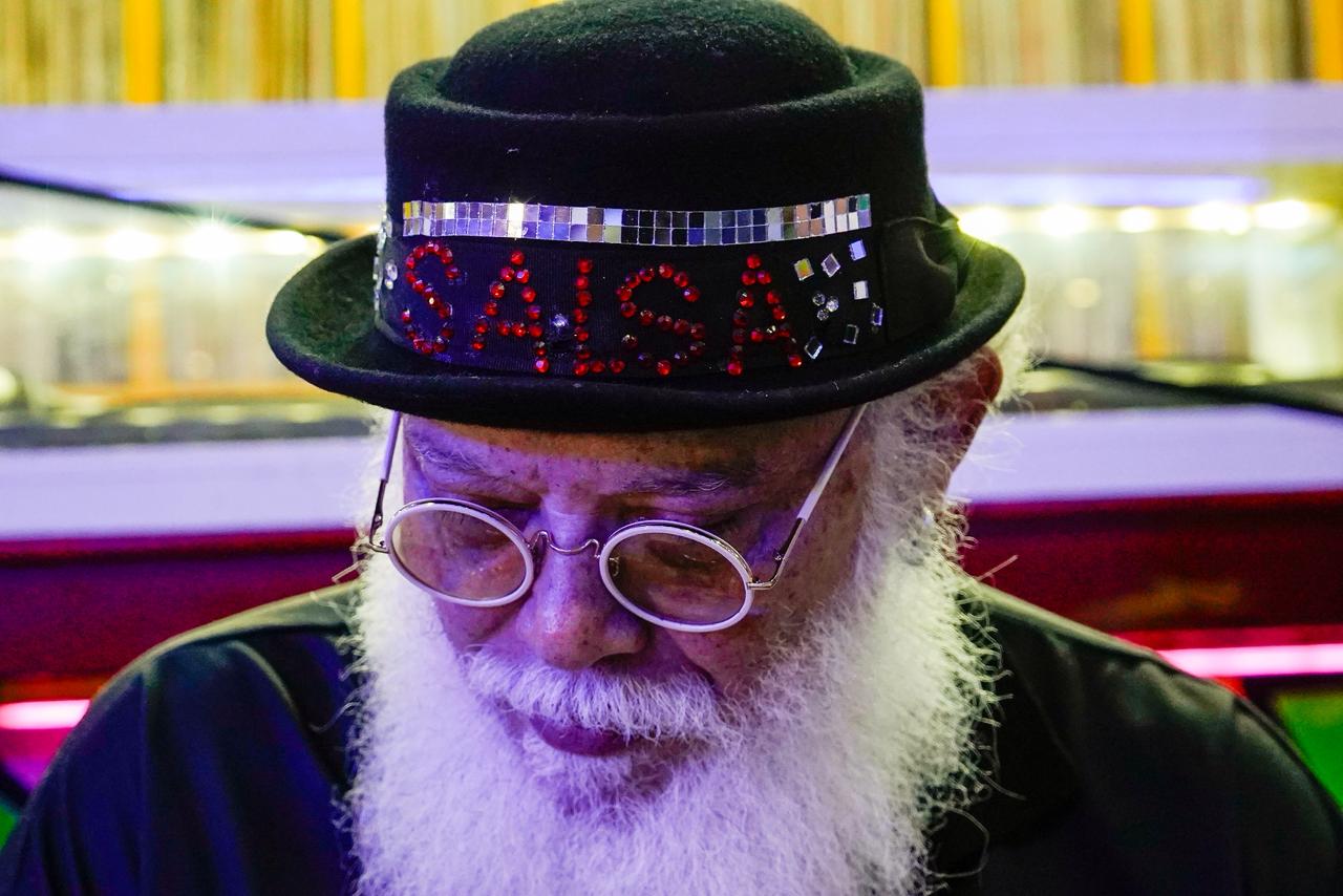 Un trojero se hizo presente con su bongó. 