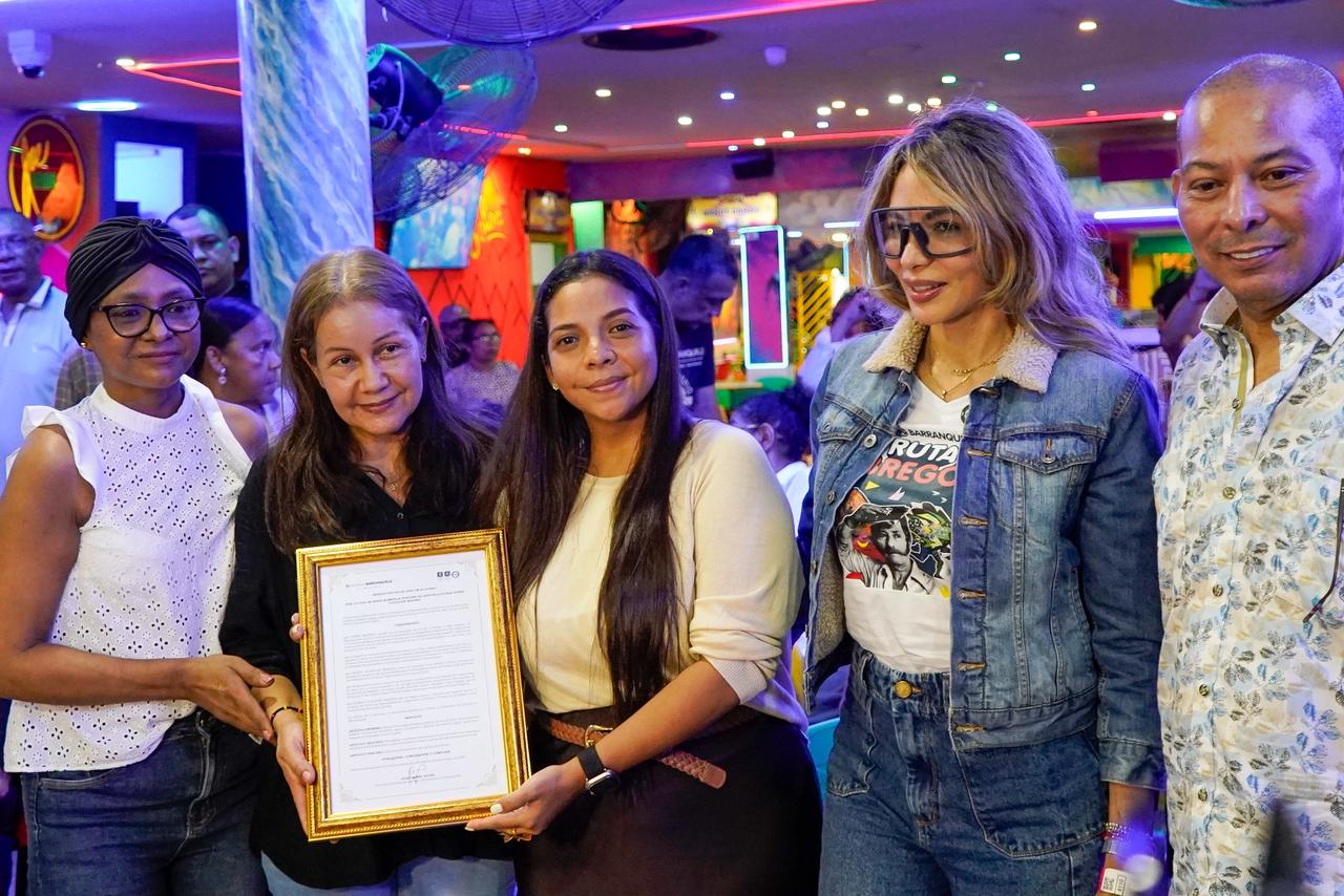 La viuda Darlin Celis, las hijas Glenis y Anamilé Madera, tras recibir el pergamino de honores y el decreto que institucionaliza el 27 de octubre Día de la Salsa. Las acompañan Ana María Aljure y Juan Carlos Ospino.
