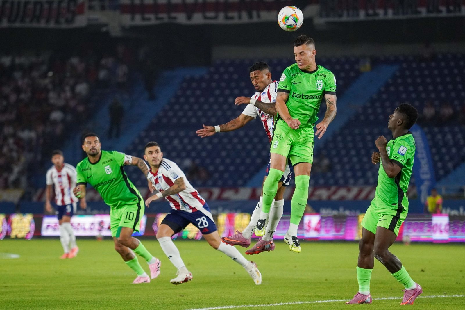 Matheus Uribe gana en el juego aéreo.