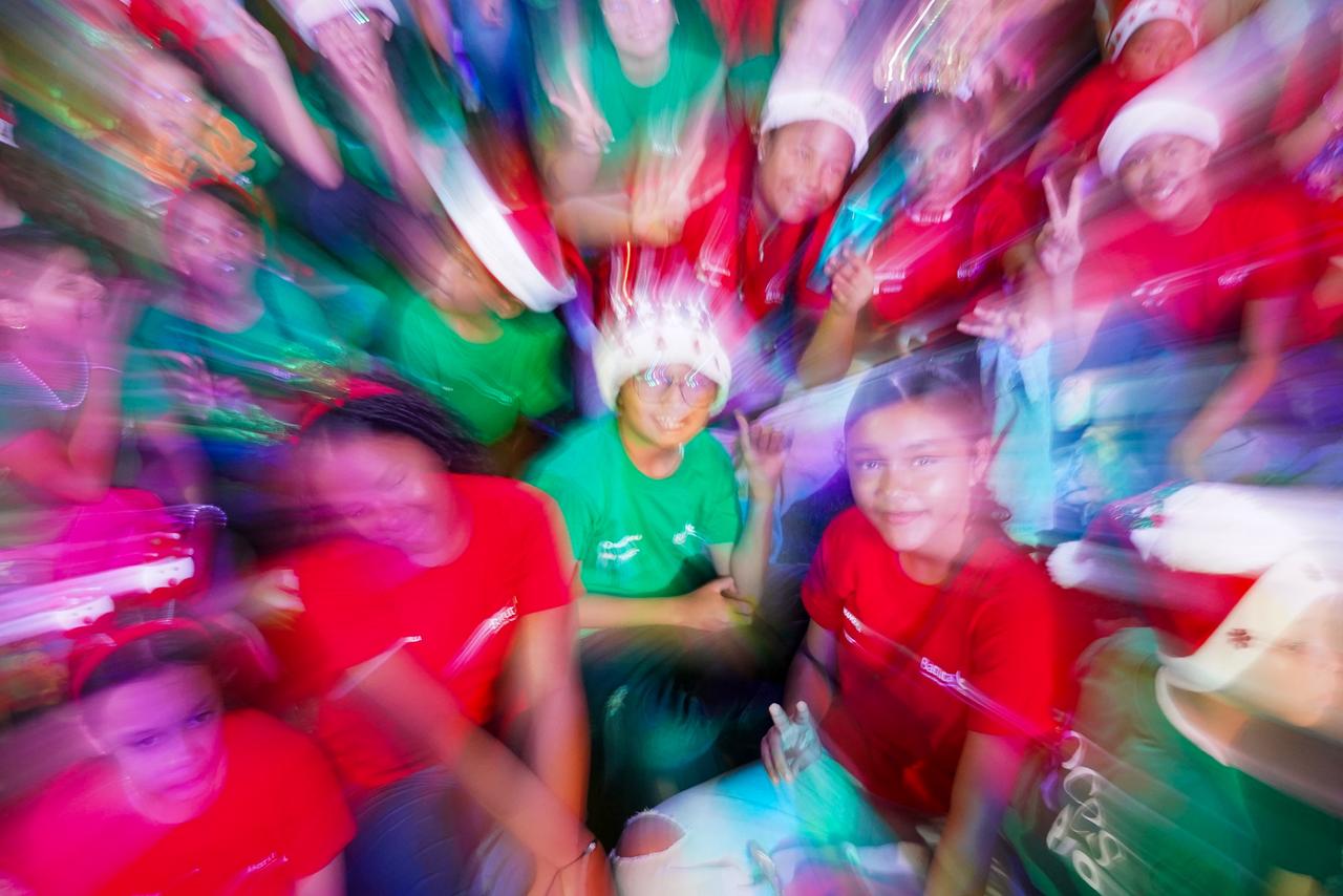 Niños felices gracias a este evento de ciudad.