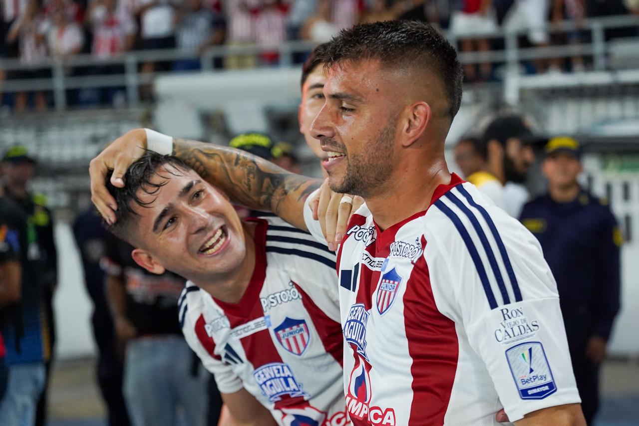 Paiva celebrando el gol con Rodríguez.