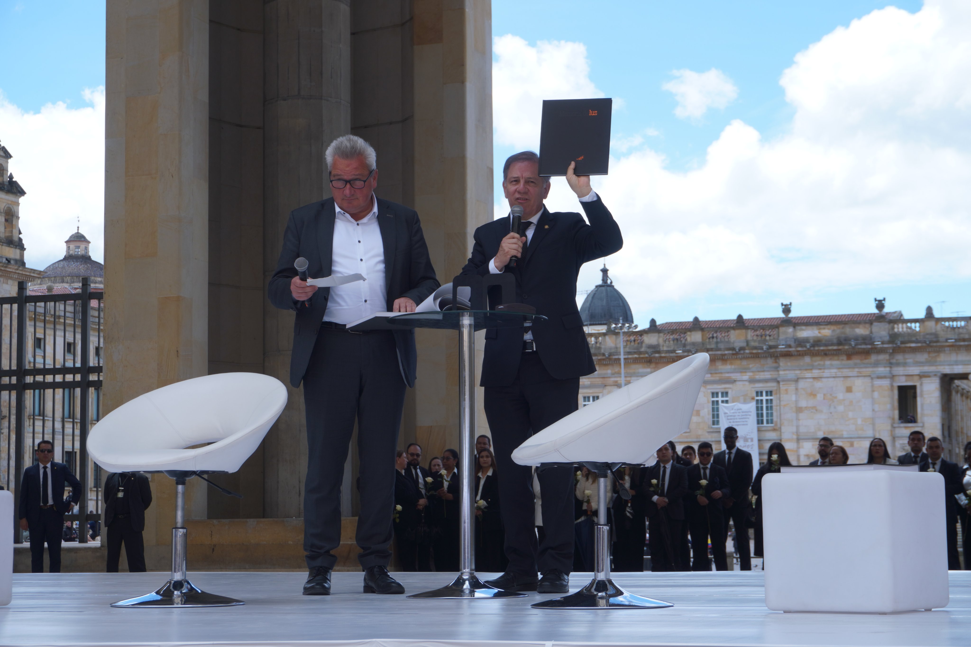 El Presidente de la Corte Suprema de Justicia, Octavio Augusto Tejeiro Duque, junto al historiador alemán Jens Cristian Wagner, presentaron el libro Memoria de luz realizado con la colaboración de escritores, artistas y familiares y que es una obra de memoria, verdad y esperanza.