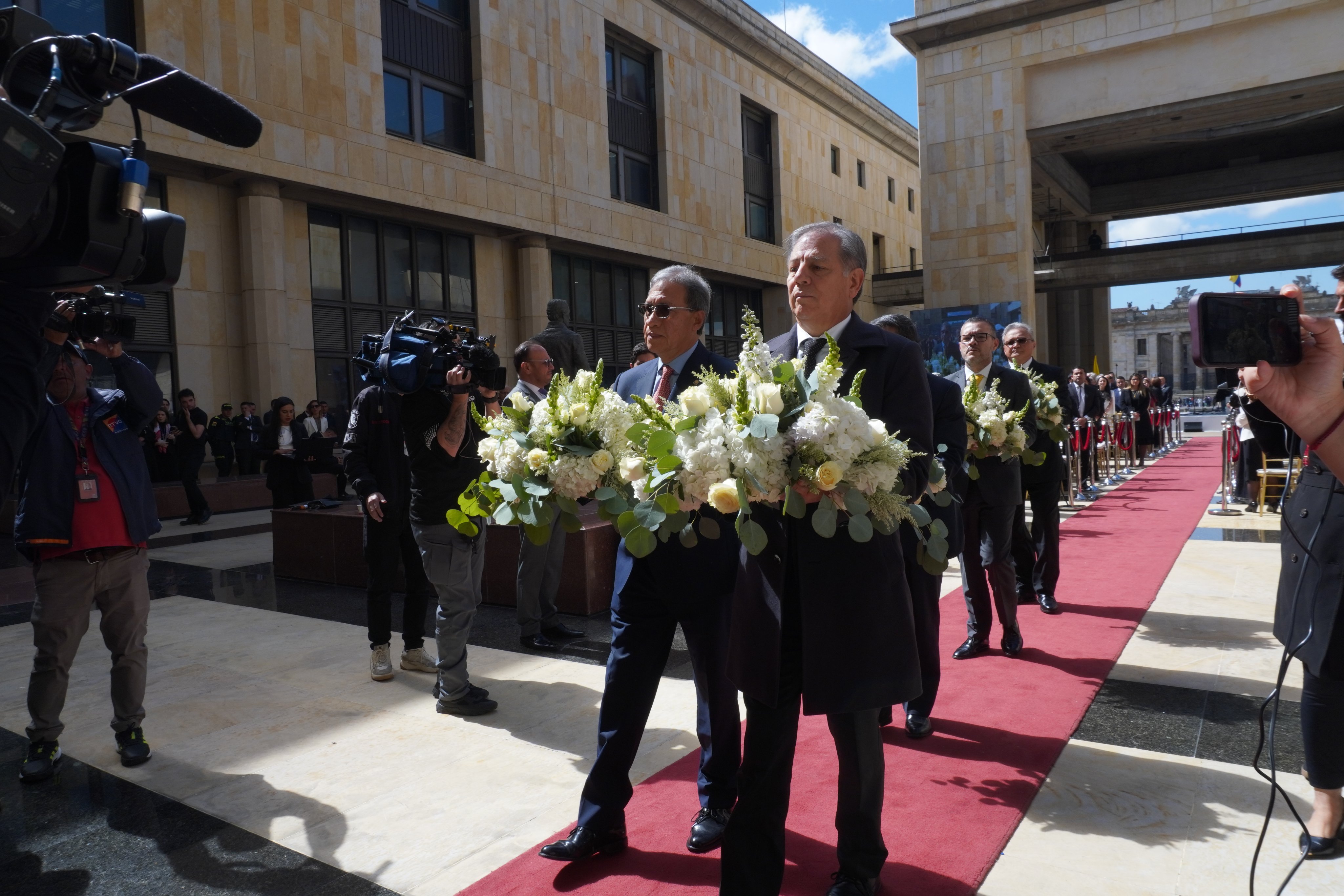 Presidentes de las altas cortes rindieron homenaje a las víctimas con una ofrenda floral en la placa “Que cese el fuego”.