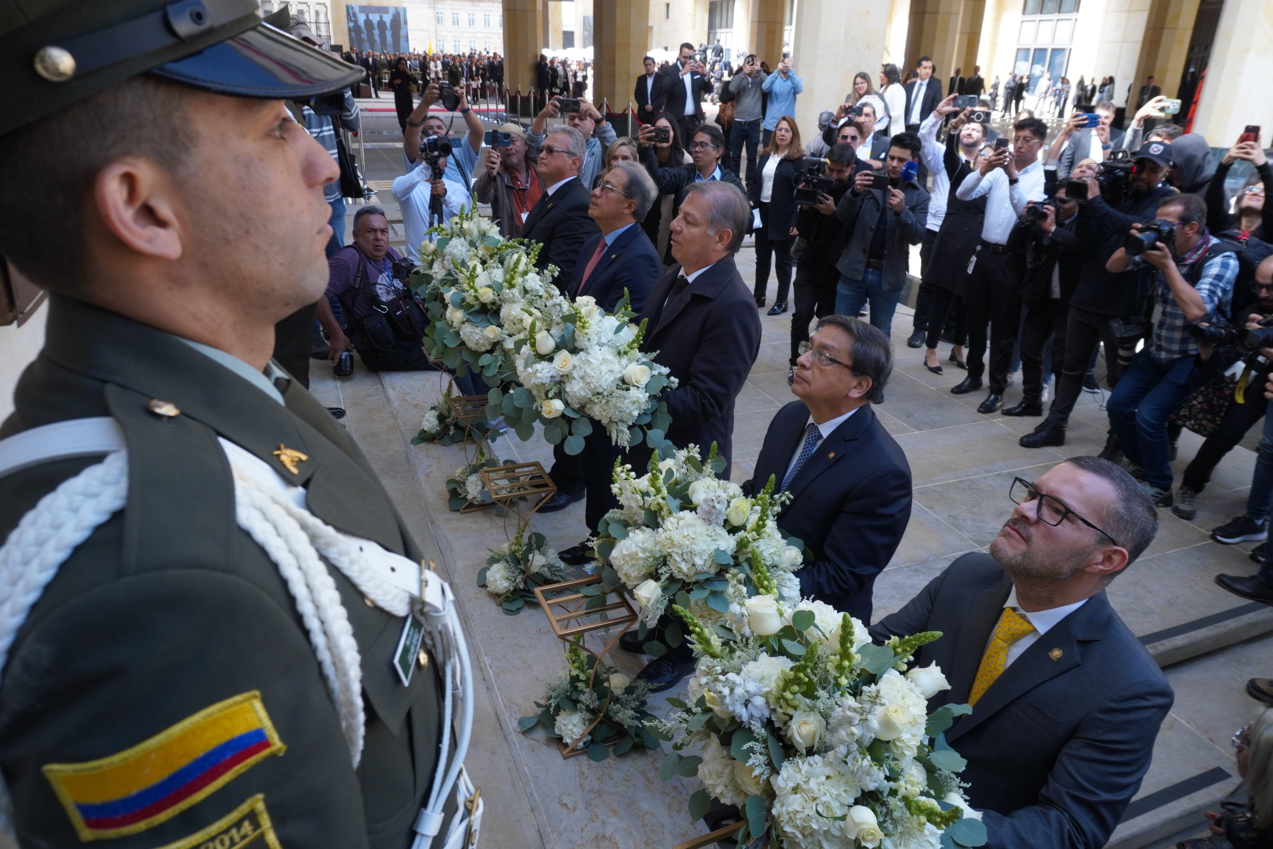 Presidentes de las altas cortes rindieron homenaje a las víctimas con una ofrenda floral en la placa “Que cese el fuego”.