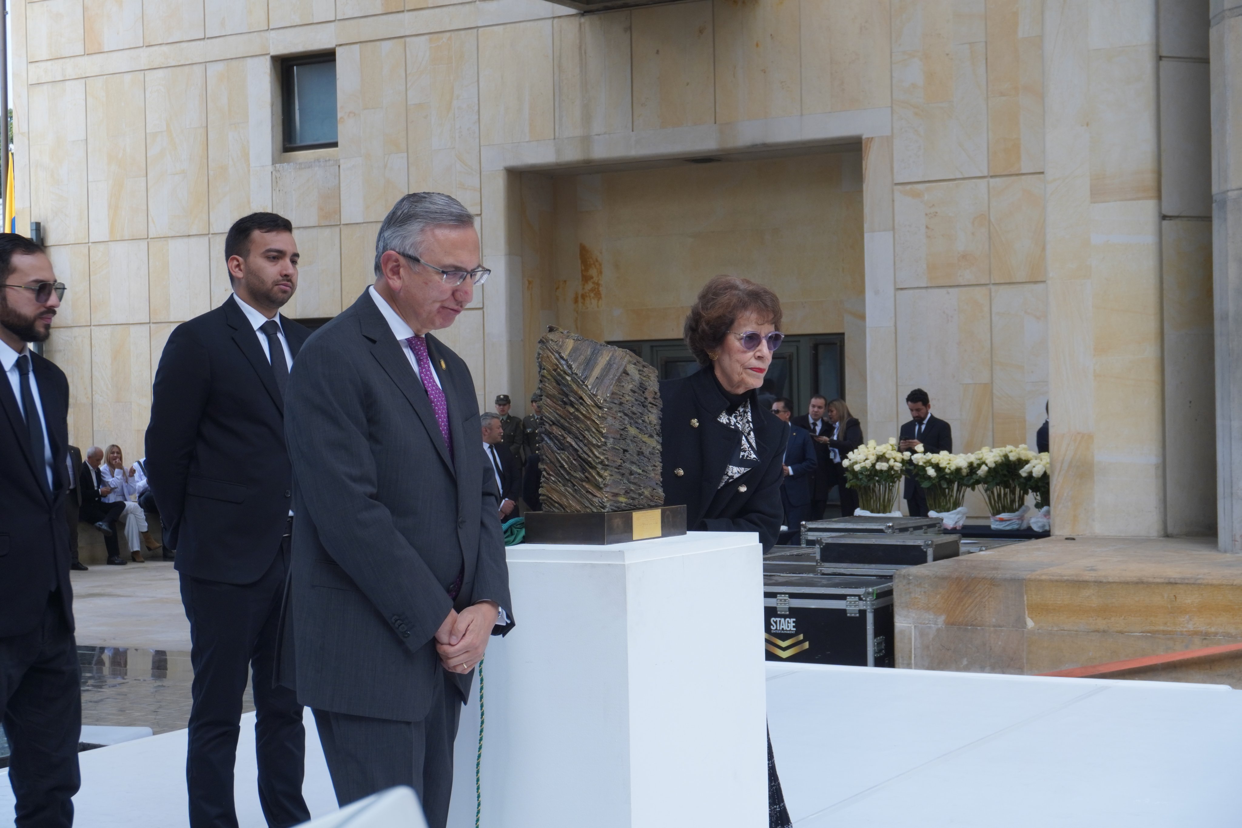 El rector de la Universidad del Externado, Hernando Parra develó la escultura "La columna trunca". Dijo que es un homenaje a la memoria del ausente y el compromiso de su legado.