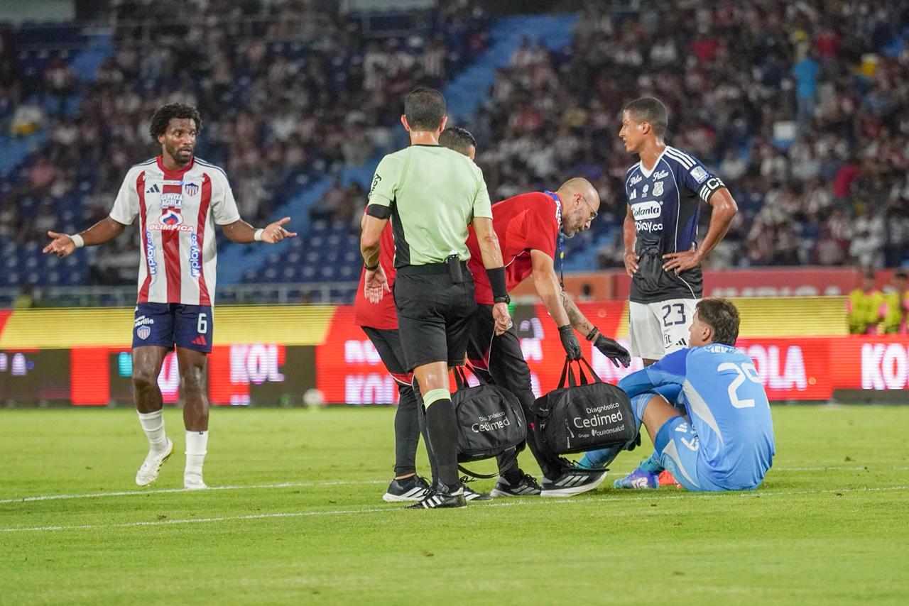 Washington Aguerre, arquero del Medellín, salió lesionado.