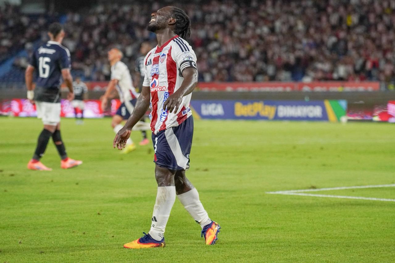 Yimmi Chará lamentándose tras desperdiciar una oportunidad de gol.