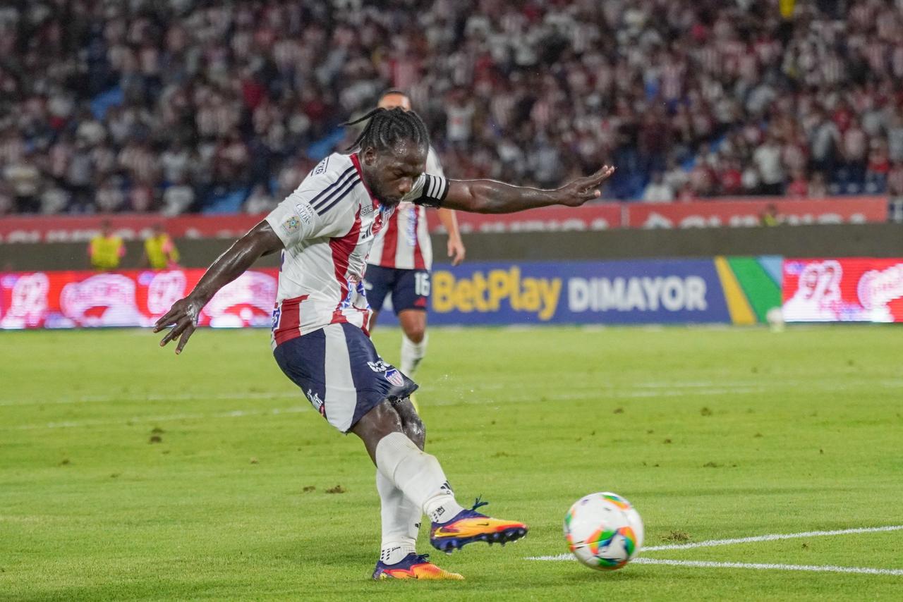 Yimmi Chará rematando a portería.