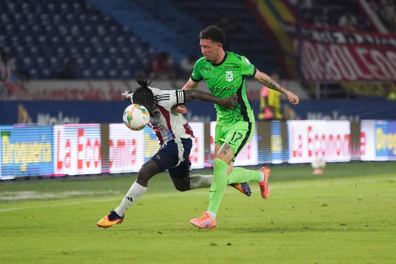 Yimmy Chará ante la marca rival.