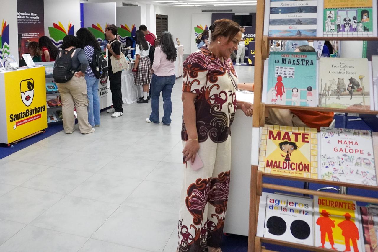 Estudiantes de instituciones visitando los stands.