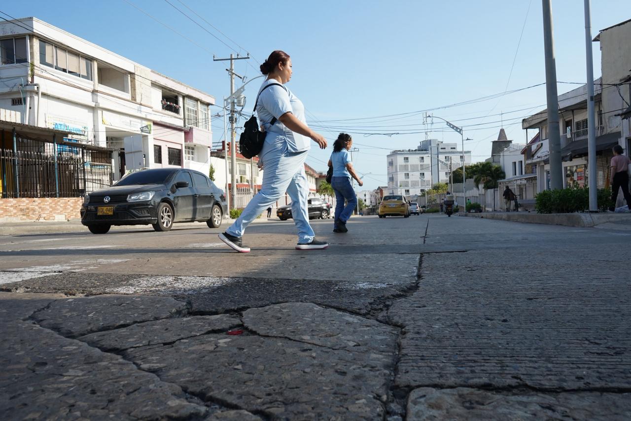 Así se ven unas losas en la 72 con 38, donde ya fue retirado el separador central